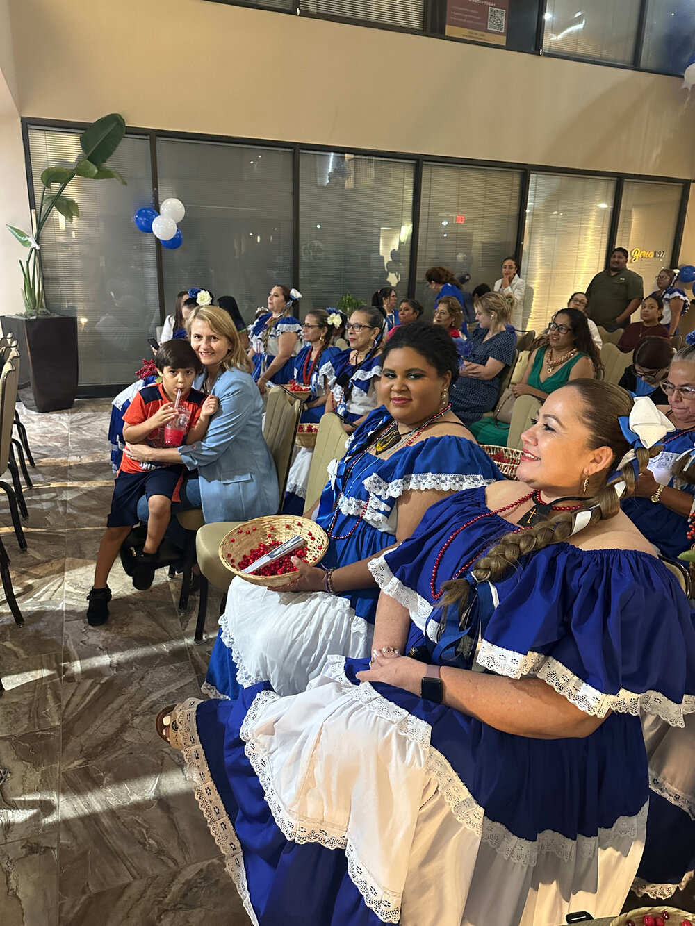 Evento cultural salvadoreño con trajes tradicionales