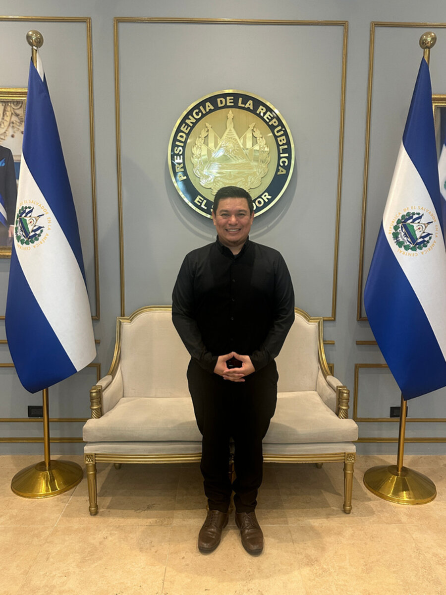 Orlando Delcid con las banderas de El Salvador